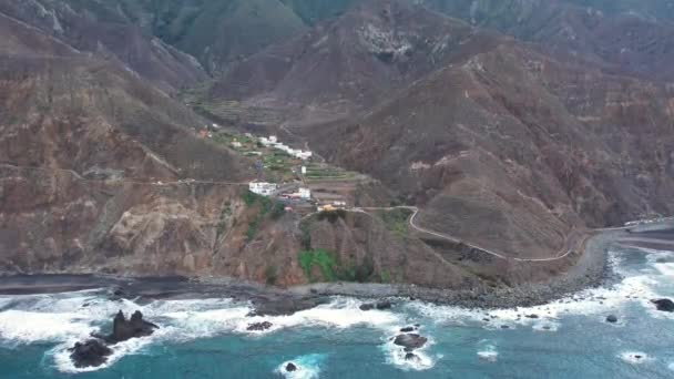西班牙加那利群岛安纳加 陡峭的悬崖和小村庄壮观的大西洋海岸线的空中景观 — 图库视频影像