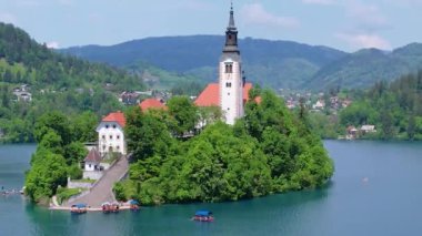 Mary 'nin Varsayımı Kilisesi' nin göl merkezindeki hava manzarası Bled. Slovenya 'daki Bled Gölü' nde küçük bir adada uçmak, sıcak yaz günü güneşi