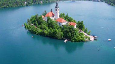 Mary 'nin Varsayımı Kilisesi' nin göl merkezindeki hava manzarası Bled. Slovenya 'daki Bled Gölü' nde küçük bir adada uçmak, sıcak yaz günü güneşi