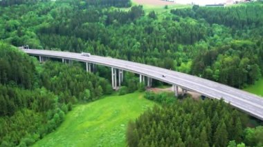 Otobanın 4k hava görüntüsü, hareket eden arabalar. Avusturya 'da yaz yolu. Nakliye kargo teslimatı. İzleme görüntüsü.