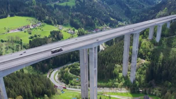 Vista Aérea Autobahn Carros Movimento Estrada Verão Campo Áustria Transporte — Vídeo de Stock