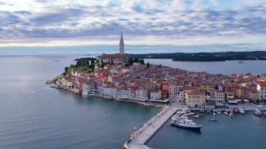 Eski Rovinj kasabasının günbatımı hava aracı panoraması, denizdeki ünlü antik Hırvat kenti. Istria, Hırvatistan.