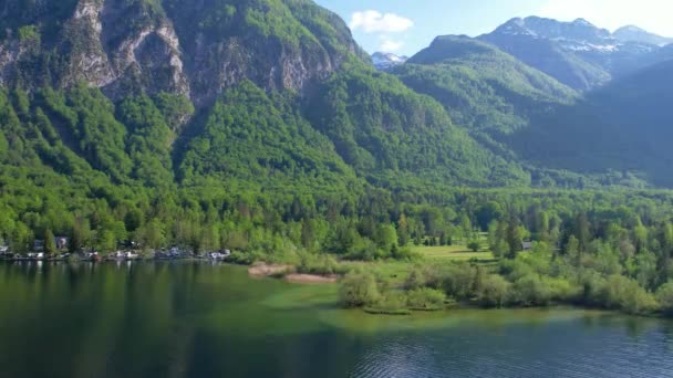 ジュリアンアルプスのボーニャ湖の空中観測 スロベニアで人気の観光地 トリグラフ — ストック動画