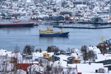 Kışın Norveç 'in Trom kasabası. Renkli evleri ve limanı olan karlı kutup kenti