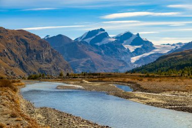 Matternhorn Dağı yakınlarında küçük bir buzul gölü. Cermat, İsviçre Alpleri