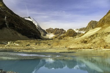 Matternhorn Dağı yakınlarında küçük bir buzul gölü. Cermat, İsviçre Alpleri