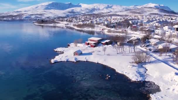 겨울에 해안선에 산맥을 노르웨이 Tromso의 북유럽 바다의 파노라마 트럼스 카운티 — 비디오