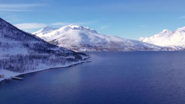 Zimą Pokryty Śniegiem Pasmo Górskie Wybrzeżu Norwegii Okolice Miasta Tromso — Wideo stockowe