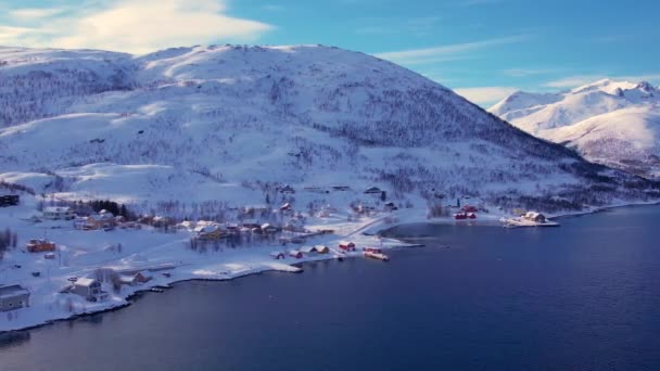 겨울에 해안선에 산맥을 노르웨이 Tromso의 북유럽 바다의 파노라마 트럼스 카운티 — 비디오