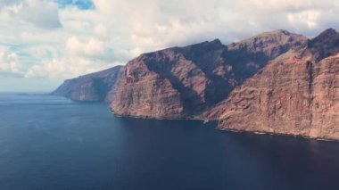 Los Gigantes 'in ve Tenerife Adası' ndaki turist beldesinin uçurumları. Volkanik kayalar, okyanus, köy ve yat limanındaki oteller. Kanarya adasının simgesi.