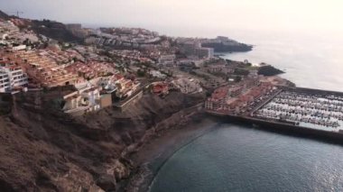 Los Gigantes 'in ve Tenerife Adası' ndaki turist beldesinin uçurumları. Volkanik kayalar, okyanus, köy ve yat limanındaki oteller. Kanarya adasının simgesi.