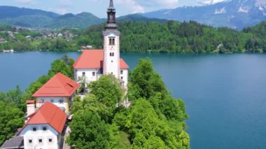 Mary 'nin Varsayımı Kilisesi' nin göl merkezindeki hava manzarası Bled. Slovenya 'daki Bled Gölü' nde küçük bir adada uçmak, sıcak yaz günü güneşi