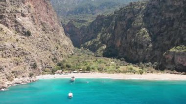 Kelebek Vadisi deniz kıyısı insansız hava aracı manzarası, Oludeniz, Dalaman, Türkiye