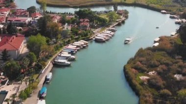 Nehir vadisi ve Dalya ilçe beldesi Mugla Türkiye 'nin panoramik hava aracı görüntüsü.
