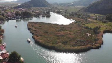 Dalyan nehir deltası, Iztuzu plajı ve Mugla ilinin Dalyan ilçesindeki çevre dağlar, Türkiye