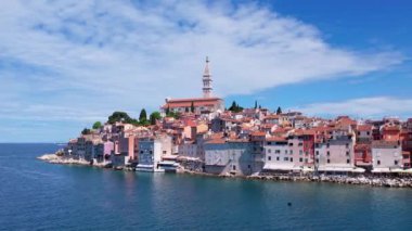 Eski Rovinj kasabasının gündüz hava aracı panoraması, denizdeki ünlü antik Hırvat kenti. Istria, Hırvatistan.