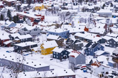 Kışın Norveç 'in Trom kasabası. Renkli evleri ve limanı olan karlı kutup kenti