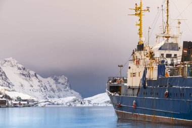 Norther Norveç limanında bir balıkçı teknesi. Red rorbu, balıkçı teknesi ve güneşli yaz gününde soğuk deniz suyu.