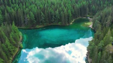 Gruner Havalimanı Bak, ilkbaharda kristal berrak su ile güzel yeşil alp gölü, Gruner See, Styria, Avusturya, Avrupa
