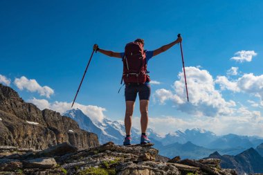 İsviçre Alplerinde yürüyüş yapan sportif bir kadın. Sağlıklı yaşam tarzı, spor, doğadaki güzellik. Grindelwald Vadisi, Swizz