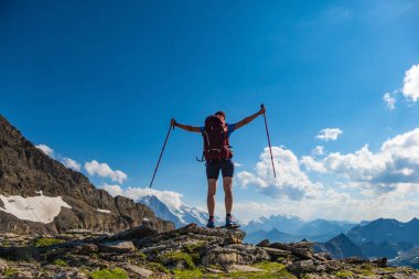 İsviçre Alplerinde yürüyüş yapan sportif bir kadın. Sağlıklı yaşam tarzı, spor, doğadaki güzellik. Grindelwald Vadisi, Swizz