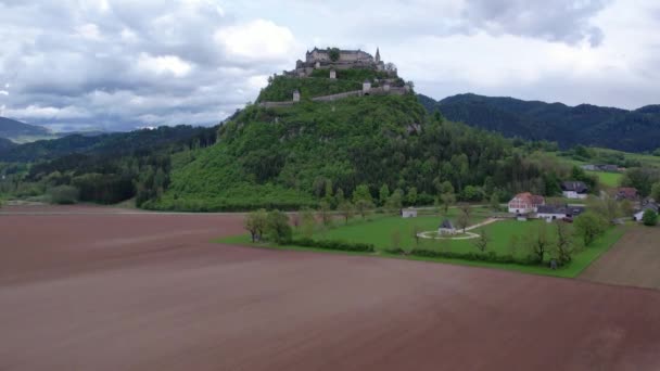 Воздушная Панорама Австрийской Деревни Летний Дождливый День Зеленые Поля Небольшие — стоковое видео