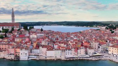 Eski Rovinj kasabasının yaz günü hava aracı panoraması, denizdeki ünlü antik Hırvat kenti. Istria, Hırvatistan.