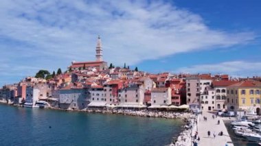 Eski Rovinj kasabasının yaz günü hava aracı panoraması, denizdeki ünlü antik Hırvat kenti. Istria, Hırvatistan.