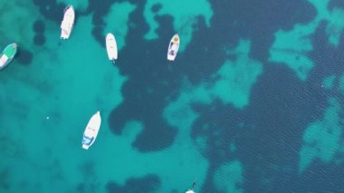 Denizin turkuaz suyundaki küçük beyaz teknelere havadan yukarıdan bakıldığında. Hırvatistan kıyı şeridi yaşamı
