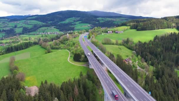 Вид Воздуха Автобан Движущиеся Машины Летняя Дорога Австрии Доставка Груза — стоковое видео