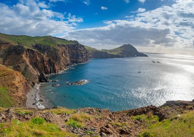 Ponta de Sao Lourenco Madeira Portekiz. Yeşil manzara, uçurumlar ve Atlantik Okyanusu manzaralı bir dağ manzarası. Aktif gün yürüyüşü, seyahat geçmişi