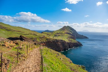 Ponta de Sao Lourenco Madeira Portekiz 'de yürüyüş yolu. Yeşil arazi kayalıkları ve Atlantik Okyanusu manzaralı dağ manzarası. Gündüz, seyahat arkaplanı