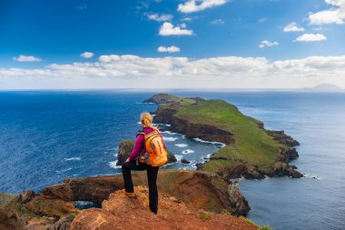 Ponta de Sao Lourenco Madeira Portekiz 'de yürüyüş yapan turistler. Yeşil arazi kayalıkları ve Atlantik Okyanusu. Gündüz, seyahat arkaplanı