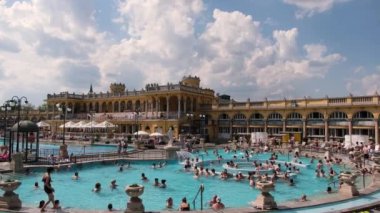 Budapeşte, Macaristan - 21 Mayıs 2023 - Macaristan 'ın Budapeşte kentinde Szechenyi Hamamları. Avrupa 'nın en büyük banyo kompleksi. Avrupa 'da tarihi Macar termik banyosu.