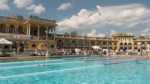 匈牙利布达佩斯 2023年5月21日 匈牙利布达佩斯热春的塞契尼浴场 欧洲最大的浴池历史上匈牙利在欧洲的温泉浴场 — 图库视频影像