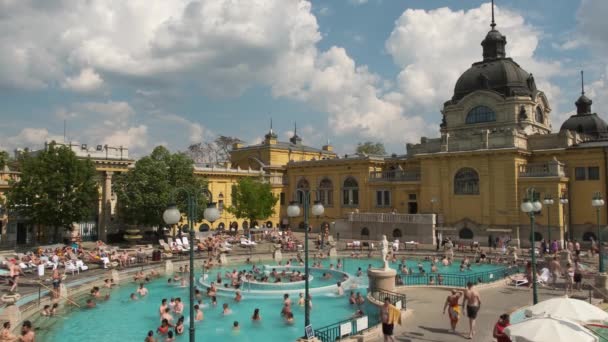 ブダペスト ハンガリー 2023年5月21日 暖かい春の日にハンガリーのブダペストのシェチェニー風呂 ヨーロッパ最大の浴場 ヨーロッパの歴史的なハンガリーの熱風呂 — ストック動画