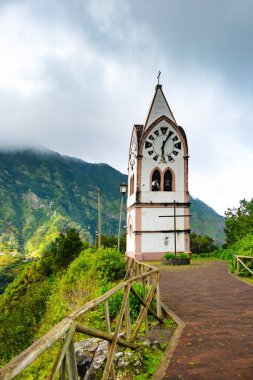 Capelinha de Nossa Senhora de Fatima Madeira Portekiz 'de. Geleneksel mimari ve yeşil tropikal turist manzarası ada beldesinde