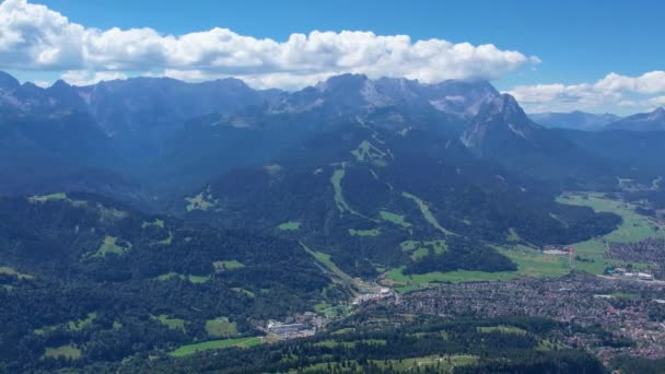 Luftaufnahme Des Bayerischen Dorfes Garmisch Partenkirchen Den Alpen Sommerzeit Weitschuss — Stockvideo