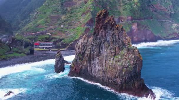 Rochas Vulcânicas Oceano Tempestuoso Ribeira Janela Madeira Portugal Por Drone — Vídeo de Stock