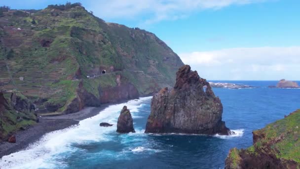 Vulkaniska Stenar Stormiga Havet Ribeira Janela Madeira Portugal Drone — Stockvideo