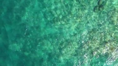 Turkuaz deniz dalgalarının 4k Aerial üst görüntüsü. Küçük sıcak dalgalar, sakinlik ve rahatlama desenleri.