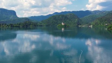 Mary 'nin Varsayımı Kilisesi' nin göl merkezindeki hava manzarası Bled. Slovenya 'daki Bled Gölü' nde küçük bir adada uçmak, sıcak yaz günü güneşi