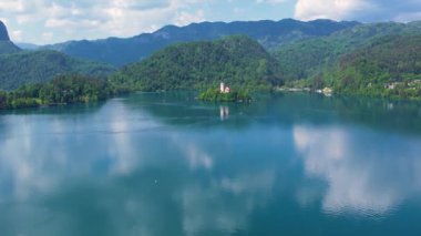 Mary 'nin Varsayımı Kilisesi' nin göl merkezindeki hava manzarası Bled. Slovenya 'daki Bled Gölü' nde küçük bir adada uçmak, sıcak yaz günü güneşi