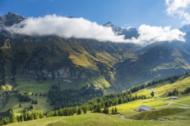 İsviçre Vadisi 'ndeki inanılmaz turistik dağ köyü.