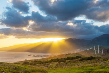 Ponta de Sao Lourenco Madeira Portekiz 'de gün batımı. Yeşil manzara, uçurumlar ve Atlantik Okyanusu manzaralı bir dağ manzarası. Seyahat arkaplanı