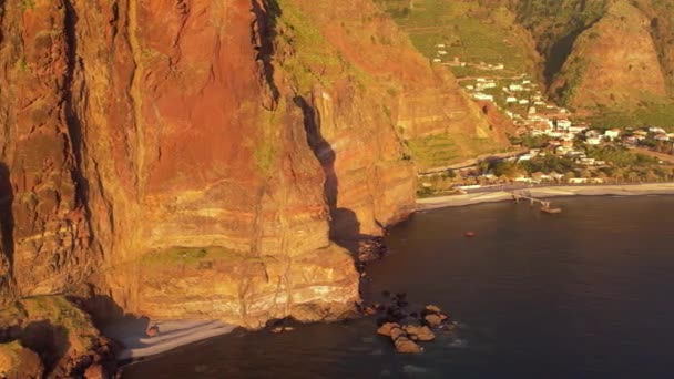 飞往马德拉岛游览风景的空中4K镜头日落 香蕉种植园 带有小旅馆的旅游村 有海景的美丽的海滨小镇的美景 — 图库视频影像