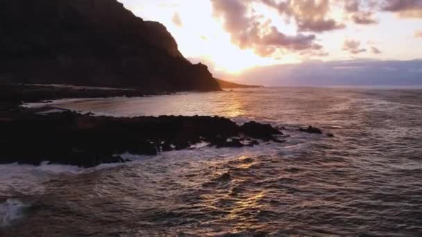 Okyanus Tenerife Kanarya Adası Nın Volkanik Kayalıkları Üzerinde Gün Batımı — Stok video