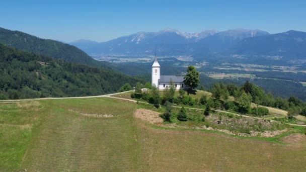 Luchtfoto Van Primoz Kerk Jamnik Slovenië Julian Alps — Stockvideo
