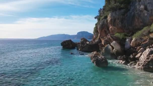 Vue aérienne sur la plage de sable blanc Cala Fuili en Sardaigne. Mer turquoise chaude et petite plage entourée de montagnes verdoyantes sur l'île de Sardaigne.