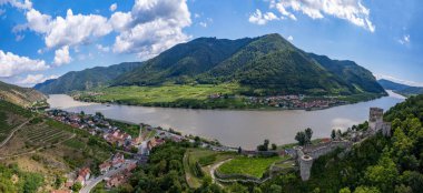 Aşağı Avusturya 'daki Duernstein köyü yakınlarında Tuna Nehri ile Wachau Vadisi' nin Panorama 'sı. Geleneksel şarap ve turizm bölgesi, Tuna gezileri.